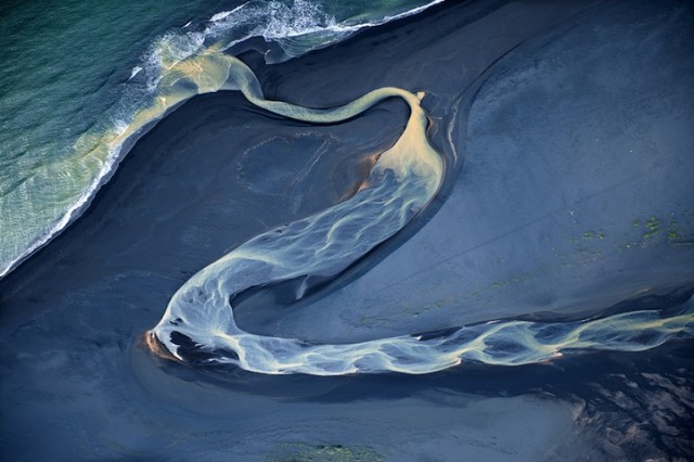 空撮で水の流れを美しく撮影した写真