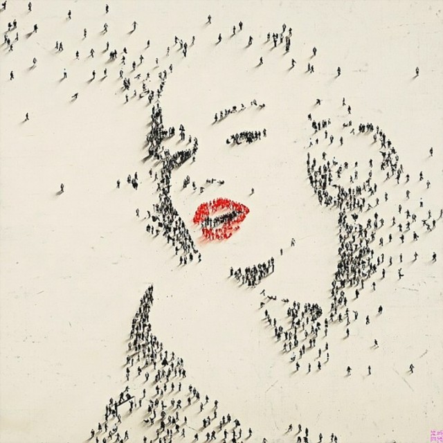 マリリン・モンロー。点描の点がひと。群衆で描かれた有名人の肖像画。
