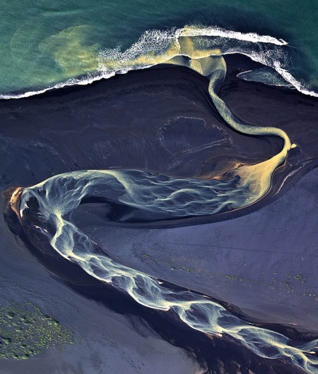 空撮で水の流れを美しく撮影した写真